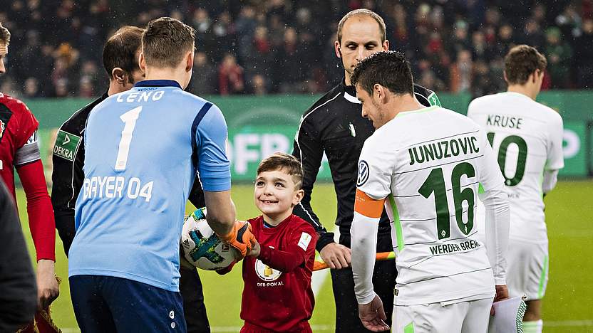 in jedem dfb pokalspiel darf ein kind den ball auf den rasen getragen bewerben kann man sich ber den dfb pokalpartner ergo foto ergo - Einlaufkinder Fusball Bewerben in jedem dfb pokalspiel darf ein kind den ball auf den rasen getragen bewerben kann man sich ber den dfb pokalpartner ergo foto ergo - Einlaufkinder Fusball Bewerben