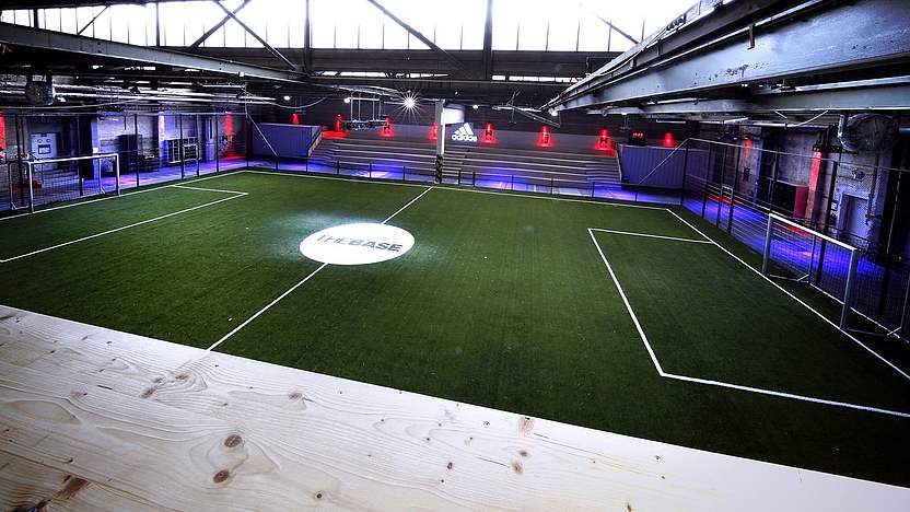 Hito Sencillez Entender adidas BASE: DFB-Trikotlaunch in Fußballhalle Hito Sencillez Entender adidas BASE: DFB-Trikotlaunch in Fußballhalle