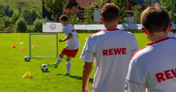 Rewe Gibt Fussball Camps Den Ernahrungskick